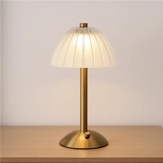 Toque Imperial – Luminária Compacta com Inspiração Vintage